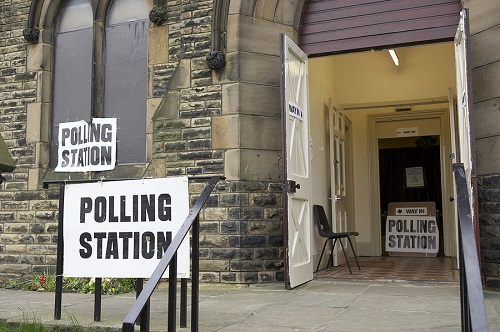 DEWSBURY, WEST YORKSHIRE, UK: POLLING STATION ENTRANCE, 5TH MAY 2005, DEWSBURY, WEST YORKSHIRE, UK